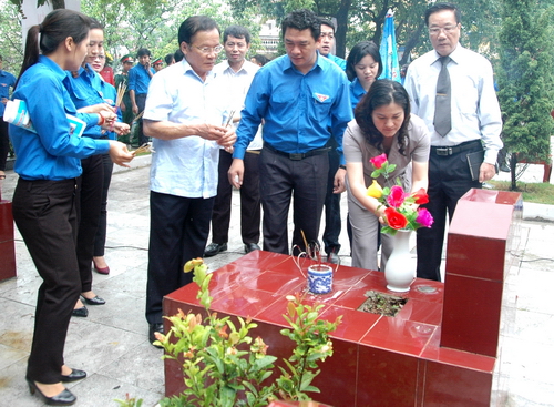 Ảnh 1: Đồng chí Nguyễn Thị Hà, Phó Bí thư Tỉnh ủy thắp hương, dâng hoa tại Nghĩa trang liệt sỹ thành phố 